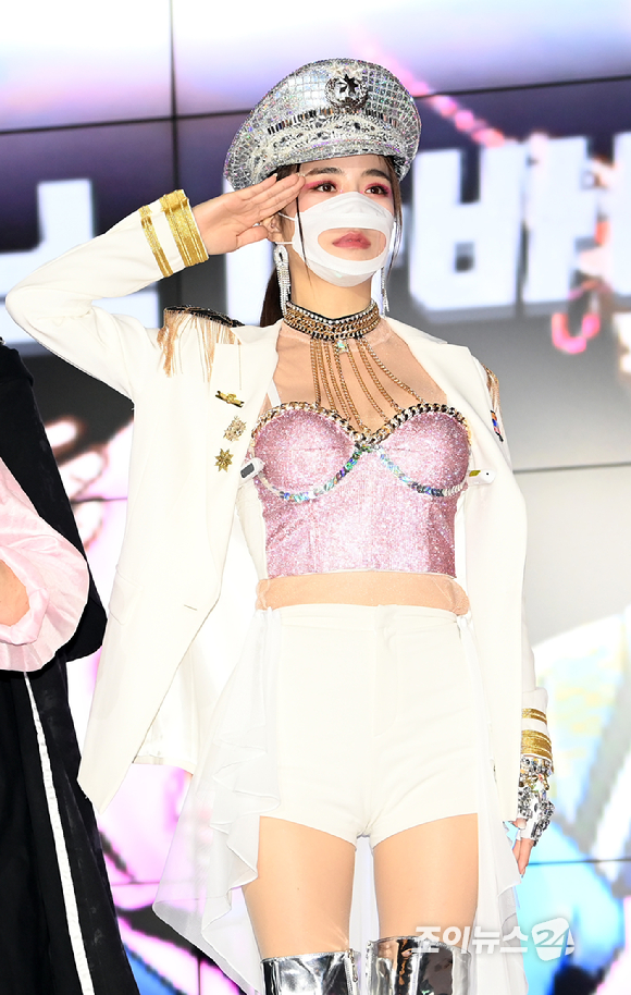 가수 설하윤(설스타)이 14일 오전 서울 동대문 JW메리어트 호텔에서 열린 TV CHOSUN 새 예능프로그램 '부캐전성시대' 제작발표회에서 포토타임을 갖고 있다. [사진=정소희 기자]