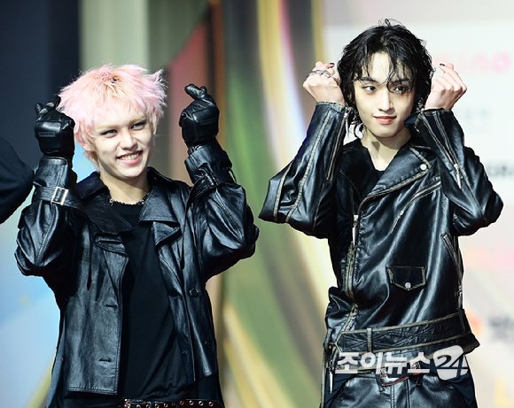 그룹 에이엠피(AxMxP)가 25일 오후 인천광역시 중구 운서동 인스파이어 아레나에서 열린 '2025 SBS 가요대전' 레드카펫 행사에 참석하고 있다. [사진=정소희 기자]