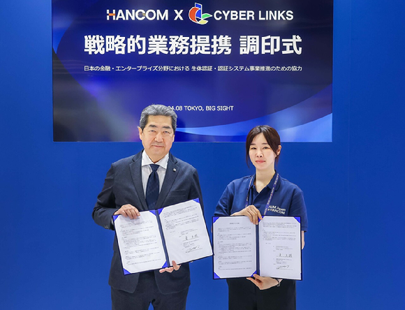 김연수 한컴 대표(오른쪽)와 히가시 나오키 사이버링크스 대표가 MOU 체결 후 기념 촬영을 하고 있다. [사진=한컴]