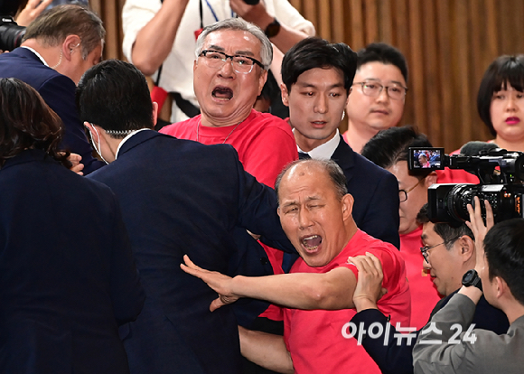 해병대예비역연대 회원들이 28일 서울 여의도 국회에서 열린 본회의에서 '채상병 특검법' 재의결이 부결되자 항의하고 있다. [사진=곽영래 기자]