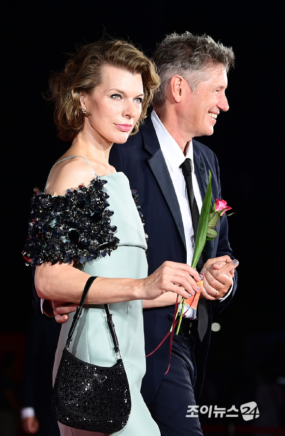 배우 밀라 요보비치가 17일 오후 부산광역시 해운대구 영화의 전당에서 열린 제30회 부산국제영화제 개막식 레드카펫 행사에 참석하고 있다. [사진=정소희 기자]