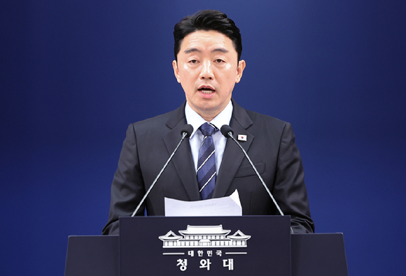 강훈식 대통령비서실장이 19일 청와대 기자회견장에서 이재명 대통령의 국회 특별감찰관 임명 절차 개시 재요청 관련 브리핑을 하고 있다. 2026.4.19 [청와대통신사진기자단] [사진=연합뉴스]