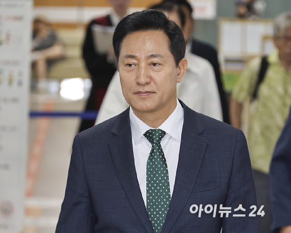 오세훈 서울시장이 4일 서울 서초구 서울고등법원에서 열린 '명태균 여론조사 대납 의혹 사건' 2심 속행 공판에 출석하고 있다. [사진=곽영래 기자]