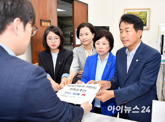 더불어민주당 김 현 의원, 조국혁신당 이해민 의원, 진보당 윤종오 의원, 기본소득당 용혜인 의원이 1일 오후 서울 여의도 국회 의안과에서 '이진숙 방송통신위원장에 대한 탄핵소추안'을 제출하고 있다. [사진=곽영래 기자]