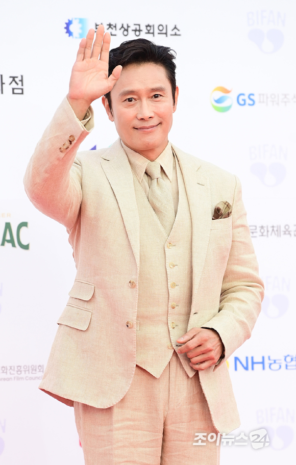 배우 이병헌이 3일 오후 경기도 부천시 부천아트센터에서 열린 제29회 부천국제판타스틱영화제 레드카펫 행사에 참석하고 있다. [사진=정소희 기자]