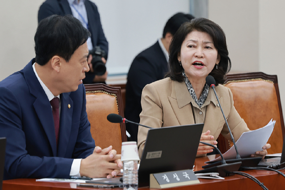7일 국회 교육위원회에서 열린 교육부, 국가교육위원회 등에 대한 국정감사에서 최교진 교육부 장관이 교육위원 질의를 듣고 있다. [사진=연합뉴스]