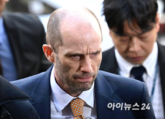 해롤드 로저스 쿠팡 한국법인 임시 대표가 6일 오후 마포구 서울경찰청 광역수사단 반부패수사대에서 국회에서의 증언&middot;감정 등에 관한 법률 위반 혐의 등 관련 2차 조사를 받기 위해 출석하고 있다. [사진=곽영래 기자]