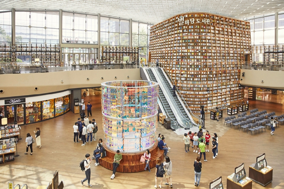 스타필드 코엑스 별마당 도서관에서는 '문화 유목민의 취향여행'이 열린다. [사진=스타필드]