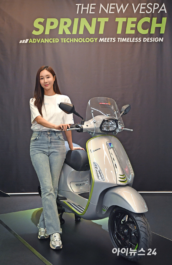 이탈리아 아이코닉 모터사이클 브랜드 베스파가 12일 오전 서울 강남구 베스파 모토플렉스 서울점에서 신모델 프리마베라 S, 스프린트 S를 공개했다.모델이 스프린트 테크에 탑승해 포즈를 취하고 있다. [사진=곽영래 기자]