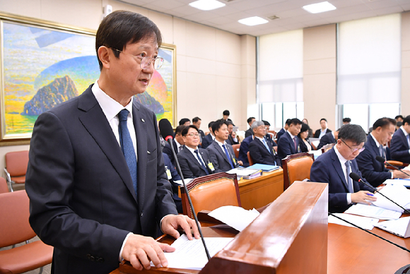이찬진 금융감독원장 금융감독원 국정감사에서 업무보고를 하고 있다. [사진=곽영래 기자]