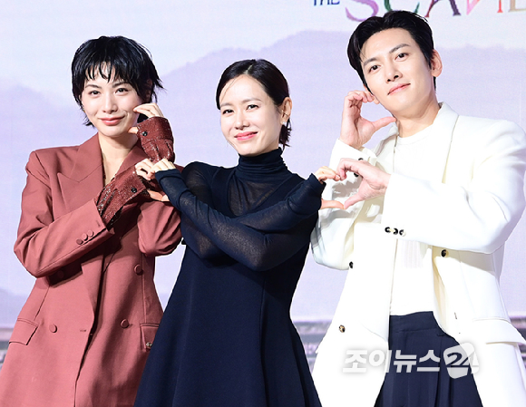 배우 나나-손예진-지창욱이 9일 서울 종로구 JW 메리어트 동대문 스퀘어에서 열린 넷플릭스 시리즈 '스캔들' 제작발표회에 참석하고 있다. [사진=정소희 기자]