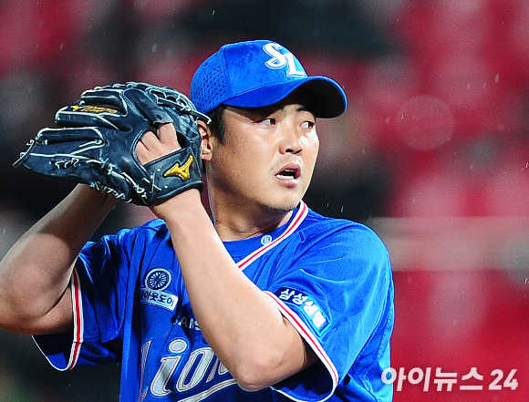지난 2016년 4월 6일 오후 경기도 수원시 조원동 수원케이티위즈파크에서 '2016 KBO 리그' KT WIZ와 삼성 라이온즈 경기가 열렸다. 9회말 삼성 안지만이 역투하고 있다. [사진=아이뉴스24 포토DB]