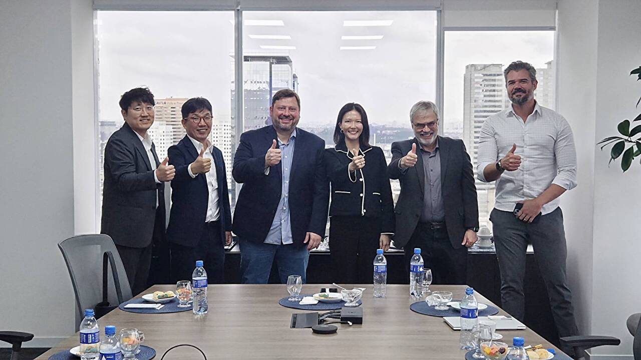 지난 7월 29일 왼쪽부터 구동현 네이버 전략기획 부문장, 김유원 네이버클라우드 대표, (오른쪽에서 세 번째) 최수연 대표가 스칼라데이터센터즈 경영진과 미팅 후 기념 사진을 촬영하고 있다. [사진=네이버]