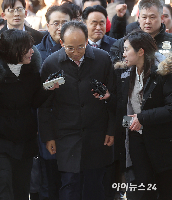 12·3 비상계엄 당시 국민의힘 원내대표로 국회 계엄 해제 요구안 의결을 방해한 혐의를 받는 추경호 의원이 2일 서울중앙지방법원에서 열린 구속 전 피의자 심문(영장실질심사)에 출석하고 있다. [사진=정소희 기자]