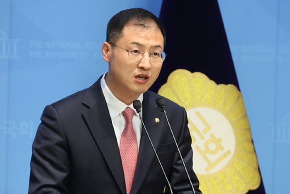 국민의힘을 탈당한 김상욱 무소속 의원이 15일 서울 여의도 국회 소통관에서 이재명 더불어민주당 대선 후보에 대한 지지 선언을 하고 있다. [사진=연합뉴스]