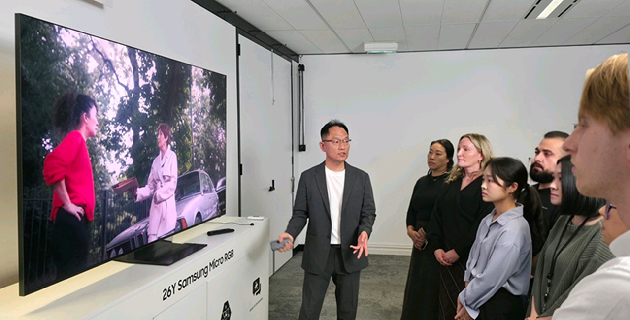 호주 시드니에서 열린 삼성전자 '2026 호주 테크세미나'에서 참석자들이 올해 마이크로 RGB TV를 살펴보고 있다. [사진=삼성전자]