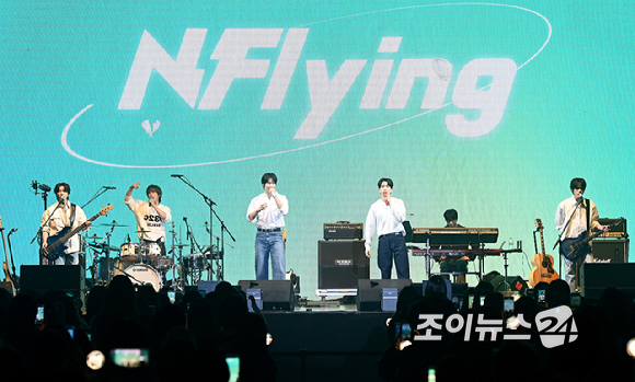 밴드 엔플라잉이 21일 오후 서울 송파구 잠실학생체육관에서 열린 '2026 JOY콘서트 - 보이스 오브 스프링(Voice of spring)'에서 멋진 무대를 선보이고 있다.고품격 엔터테인먼트 경제지 조이뉴스24와 인터넷종합지 아이뉴스24가 주최하는 '보이스 오브 스프링'은 올해로 세 번째를 맞았다. 이번 공연엔 엔플라잉(N.Flying/이승협, 차훈, 김재현, 유회승, 서동성), 소란(SORAN/고영배), 에이엠피(AxMxP/하유준, 김신, 크루, 주환)가 함께해 현장감이 넘치는 밴드 사운드로 관객과 열렬히 교감했다. [사진=곽영래 기자]