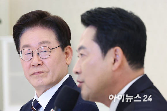 이재명 대통령이 7일 청와대에서 열린 여야정 민생경제 협의체 회담에서 국민의힘 장동혁 대표의 발언을 듣고 있다. 2026.4.7 [사진=연합뉴스]