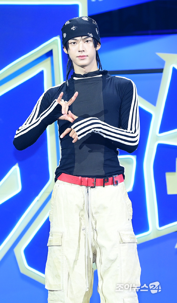 그룹 투어스 도훈이 13일 오후 서울 광진구 예스24라이브홀에서 열린 투어스(TWS) 네 번째 미니앨범 'play hard' 발매 쇼케이스에 참석하고 있다. [사진=정소희 기자]