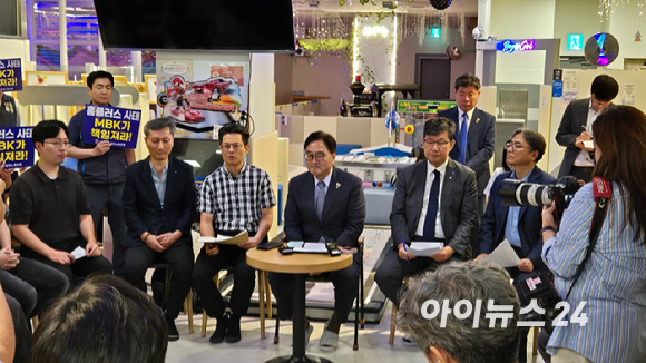 18일 홈플러스 중계점에서 한 입점업체 점주가 우원식(왼쪽에서 두 번째) 국회의장에게 애로사항을 이야기하고 있다. [사진=진광찬 기자]