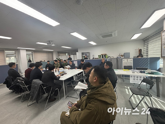 23일 서울 양천구 목동6단지 재건축정비사업조합은 오후 2시 조합에서 시공사 입찰 현장설명회를 열었다. 참여 건설사는 삼성물산, 현대건설, 대우건설, 포스코이앤씨, DL이앤씨, SK에코플랜트 등 대형사를 비롯해 금호건설, 대방건설, CA이앤씨 등 10곳 이다. [사진=김민지 기자]