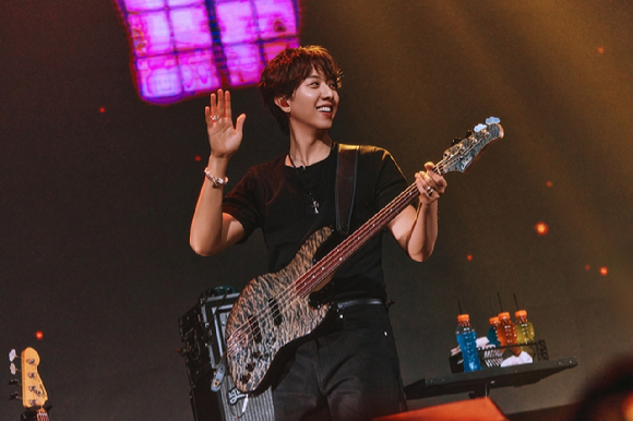 씨엔블루 정용화가 2026 CNBLUE LIVE WORLD TOUR '3LOGY' IN OCEANIA(2026 씨엔블루 라이브 월드 투어 '쓰릴로지' 인 오세아니아) 공연에서 팬들을 만나고 있다. [사진=FNC엔터테인먼트]