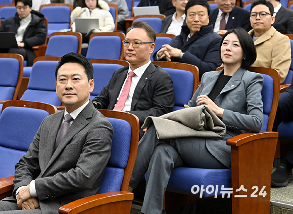 국민의힘 장동혁 대표와 배현진 의원이 23일 서울 여의도 국회에서 열린 의원총회에 참석하고 있다. [사진=곽영래 기자]