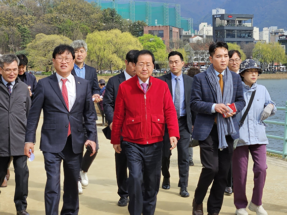 홍준표 대구시장(가운데)이 수성못을 둘러보고 있다. [사진=대구시]