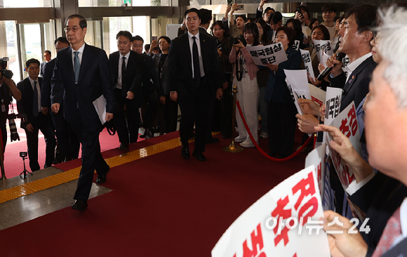 한덕수 대통령 권한대행 국무총리가 추가경정예산안 시정연설을 위해 24일 오전 서울 여의도 국회로 들어오고 있다. [사진=곽영래 기자]
