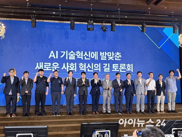 김영훈 고용노동부 장관이 14일 서울 용산구 피스앤파크에서 열린 'AI 기술 혁신에 발맞춘 새로운 사회 혁신의 길' 토론회에서 개회사를 하고 있다. [사진=권서아 기자]