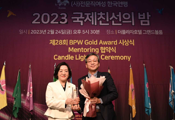 이삼수 LG전자 CSO 부사장(오른쪽)이 24일 서울 중구 더플라자호텔에서 열린 'BPW 골드 어워드' 시상식에 참석해 기념촬영을 하는 모습. [사진=LG전자]