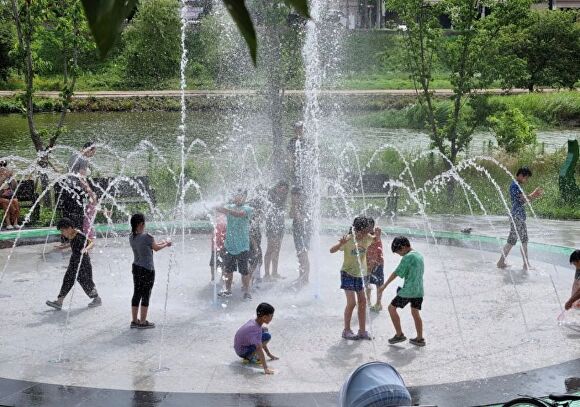 전라남도 순천시 동천 바닥분수 주위에서 아이들이 물놀이를 하고 있다. [사진=순천시]