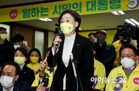 정의당 심상정 대선 후보가 10일 서울 여의도 중앙당사에 마련된 개표상황실에서 발언하고 있다. [사진=정소희 기자]