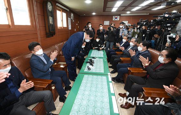 윤석열 국민의힘 대선 경선 후보가 3일 오전 서울 중구 남대문시장에서 열린 상인연합회 간담회에서 인사를 하고 있다. [사진=국회사진취재단]