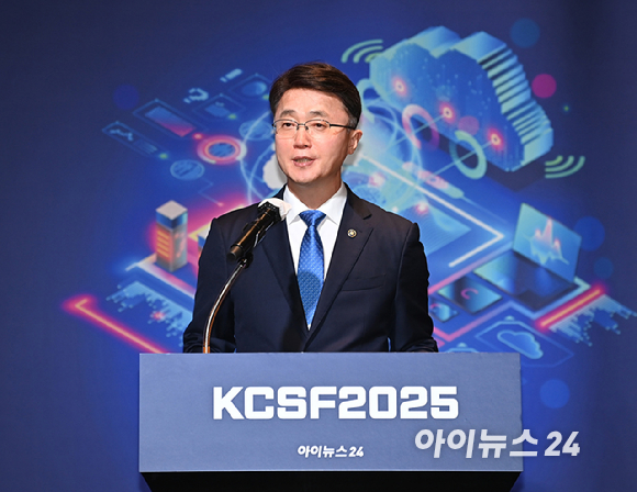 클라우드 기술 혁신의 현재와 미래를 점검하는 '대한민국 클라우드/SaaS 포럼 2025'(KCSF 2025)이 30일 서울 여의도 FKI타워 그랜드 볼룸에서 열렸다. 류제명 과학기술정보통신부 2차관이 축사를 하고 있다. [사진=곽영래 기자]