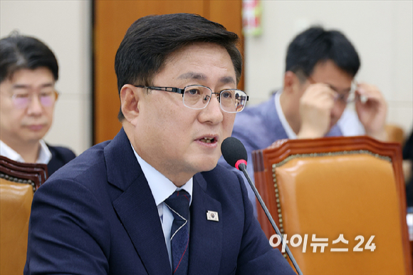 김성환 환경부 장관 후보자가 15일 서울 여의도 국회에서 열린 국회 환경노동위원회 김성환 환경부 장관 후보자 인사청문회에서 질의에 답변하고 있다. [사진=곽영래 기자]