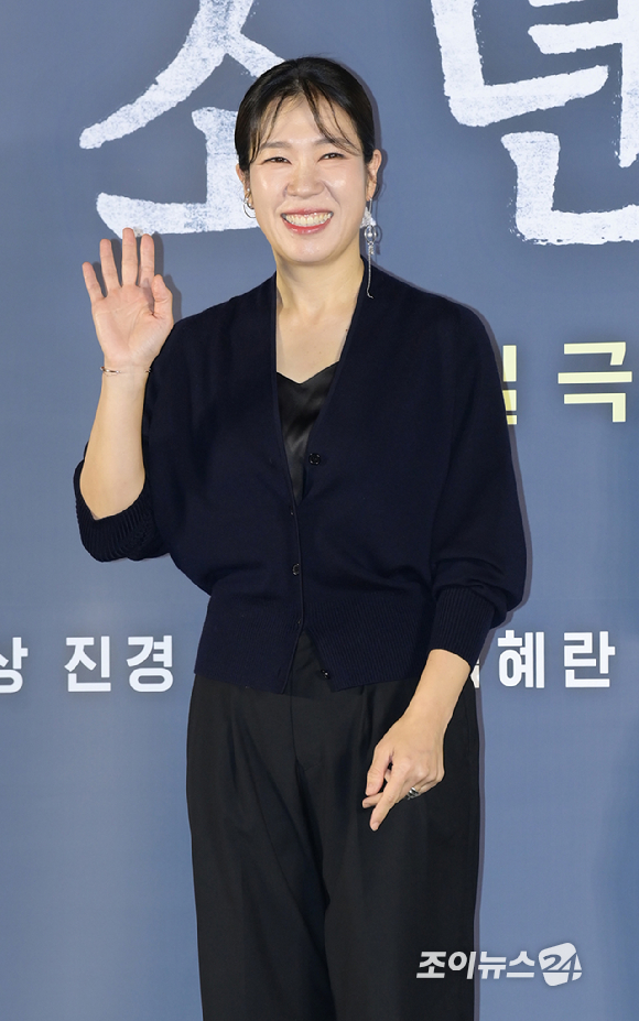 배우 염혜란이 넷플릭스 시리즈 '마스크걸'(감독 김용훈) 인터뷰에 앞서 포즈를 취하고 있다. [사진=넷플릭스]