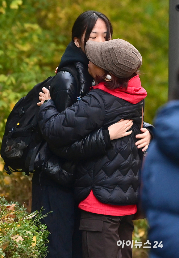 2026학년도 대학수학능력시험(수능) 일인 13일 서울 여의도여고(서울특별시교육청 13지구 제14시험장) 앞 학부모다 수험생을 격려하고 있다. [사진=정소희 기자]