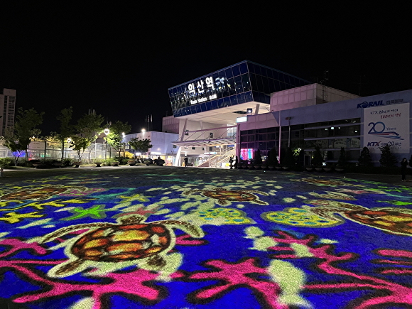 야간에 빛의 광장으로 변신한 익산역 광장  [사진=익산시]