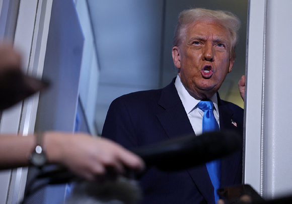 도널드 트럼프 미국 대통령이 29일 한국으로 향하는 전용기 안에서 기자단의 질문에 답하고 있다. [사진=로이터/연합뉴스]