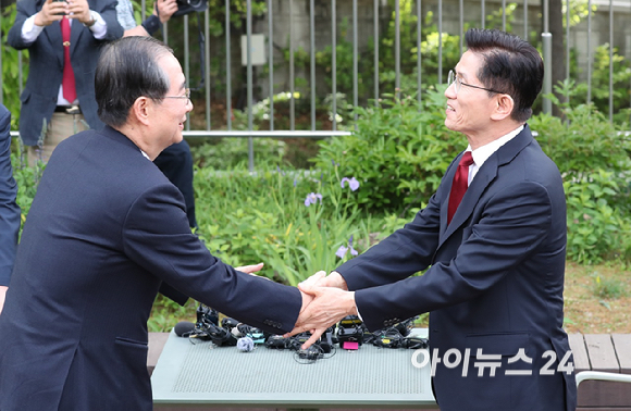국민의힘 김문수 대선후보와 무소속 한덕수 대선 예비후보가 8일 서울 여의도 국회에서 후보 단일화와 관련해 회동하고 있다. [사진=곽영래 기자]