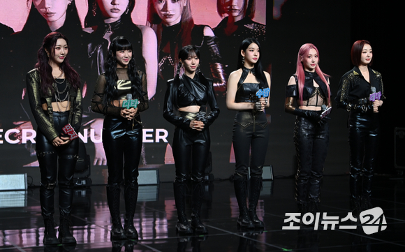 그룹 시크릿넘버가 8일 오후 서울 강남구 청담동 일지아트홀에서 열린 네 번째 싱글 앨범 '둠치타(DOOMCHITA)' 발매기념 쇼케이스에 참석해 포토타임을 갖고 있다. [사진=김성진 기자]