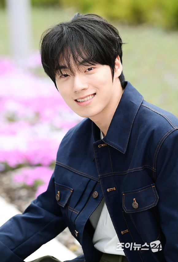 영화 '살목지'에서 열연한 배우 윤재찬이 서울 영등포구 조이뉴스24에서 진행된 인터뷰에 앞서 포즈를 취하고 있다. [사진=정소희 기자]