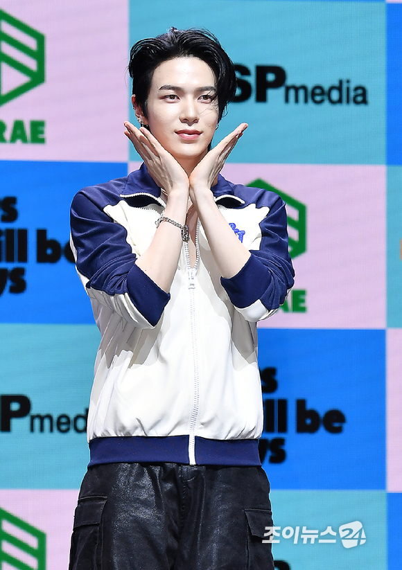 그룹 미래소년 이준혁이 19일 오후 서울 서대문구 신촌캠퍼스백주년기념관 콘서트홀에서 열린 미니 5집 'Boys will be Boys' 발매 기념 쇼케이스에서 포토타임을 갖고 있다. [사진=곽영래 기자]