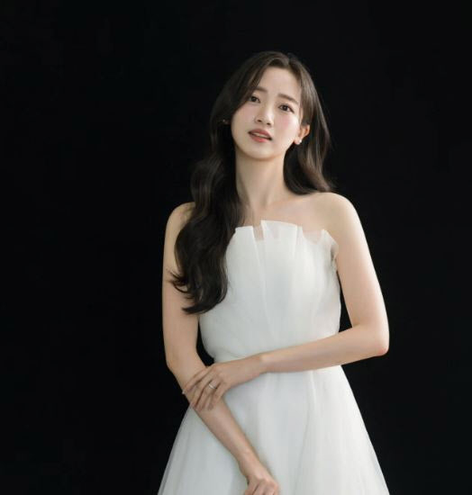 그룹 뉴진스 다니엘이 28일 오후 서울 강남구 청담동 인근에서 진행된 셀린느 청담 플래그십 스토어 오픈 행사에 참석하고 있다. [사진=정소희 기자]