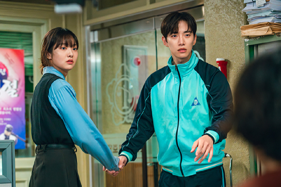 배우 이준호가 넷플릭스 시리즈 '캐셔로'에서 열연하고 있다. [사진=넷플릭스]