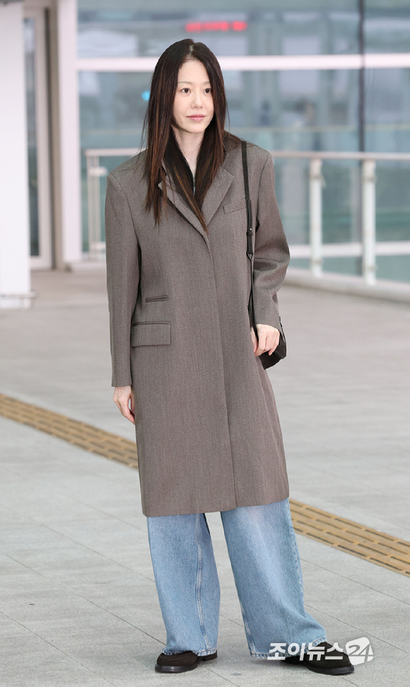 배우 고현정이 COS 2025 FW컬렉션 참석 차 12일 인천국제공항을 통해 미국 뉴욕으로 출국하고 있다. [사진=정소희 기자]