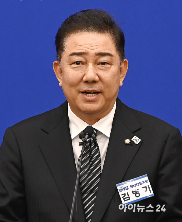 더불어민주당 원내대표 경선에 출마한 김병기 의원이 13일 서울 여의도 국회에서 열린 원내대표 선출 의원총회에서 정견 발표를 하고 있다. [사진=곽영래 기자]