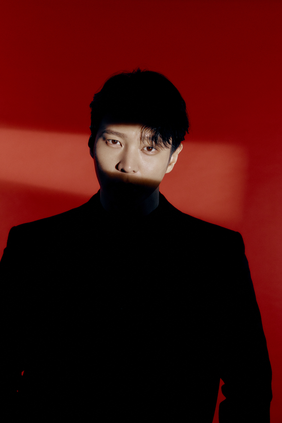 배우 주원이 넷플릭스 오리지널 영화 '카터' 인터뷰에 앞서 포즈를 취하고 있다. [사진=넷플릭스]