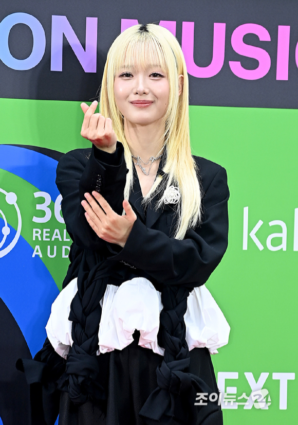 가수 한로로가 20일 서울 구로구 고척돔에서 열린 '2025 멜론뮤직어워드(MMA2025)' 레드카펫에서 포즈를 취하고 있다. [사진=곽영래 기자]